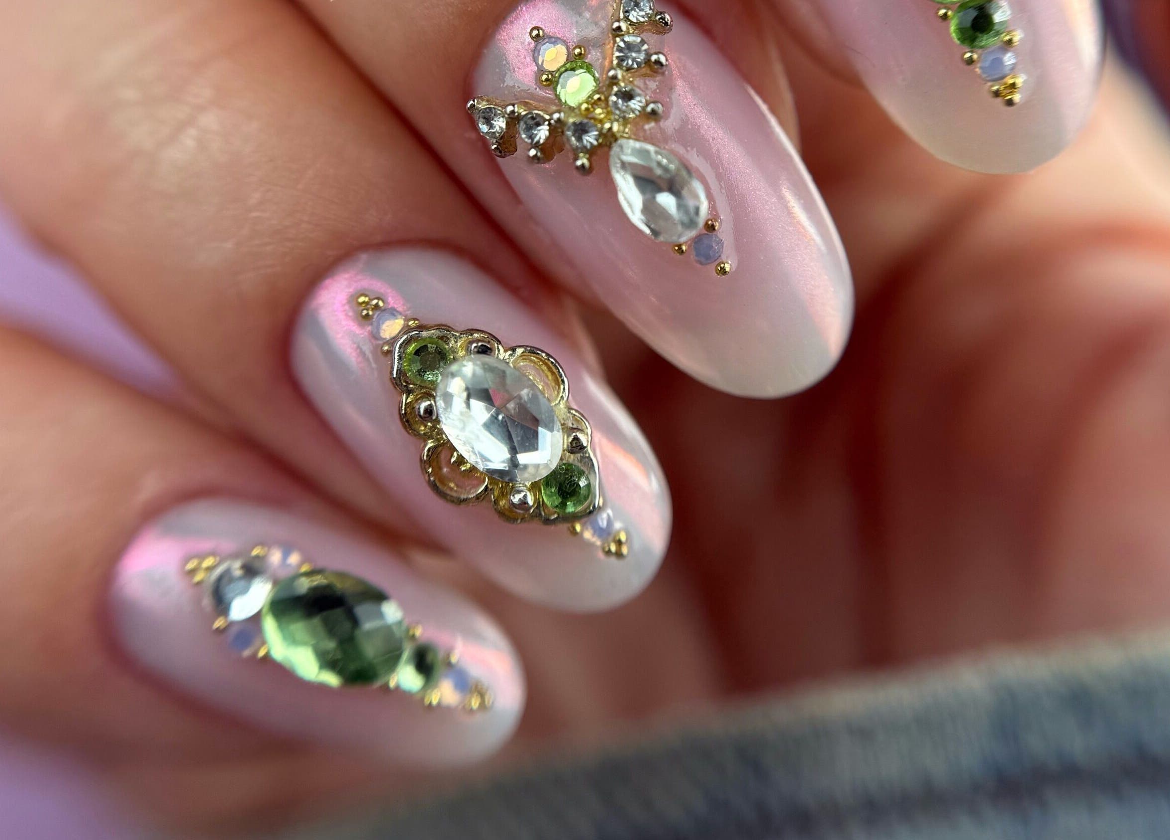 Designs ongles ornés chez Studio Empreinte Nails à Tournai, Région Wallonne, BE, avec pierres précieuses.