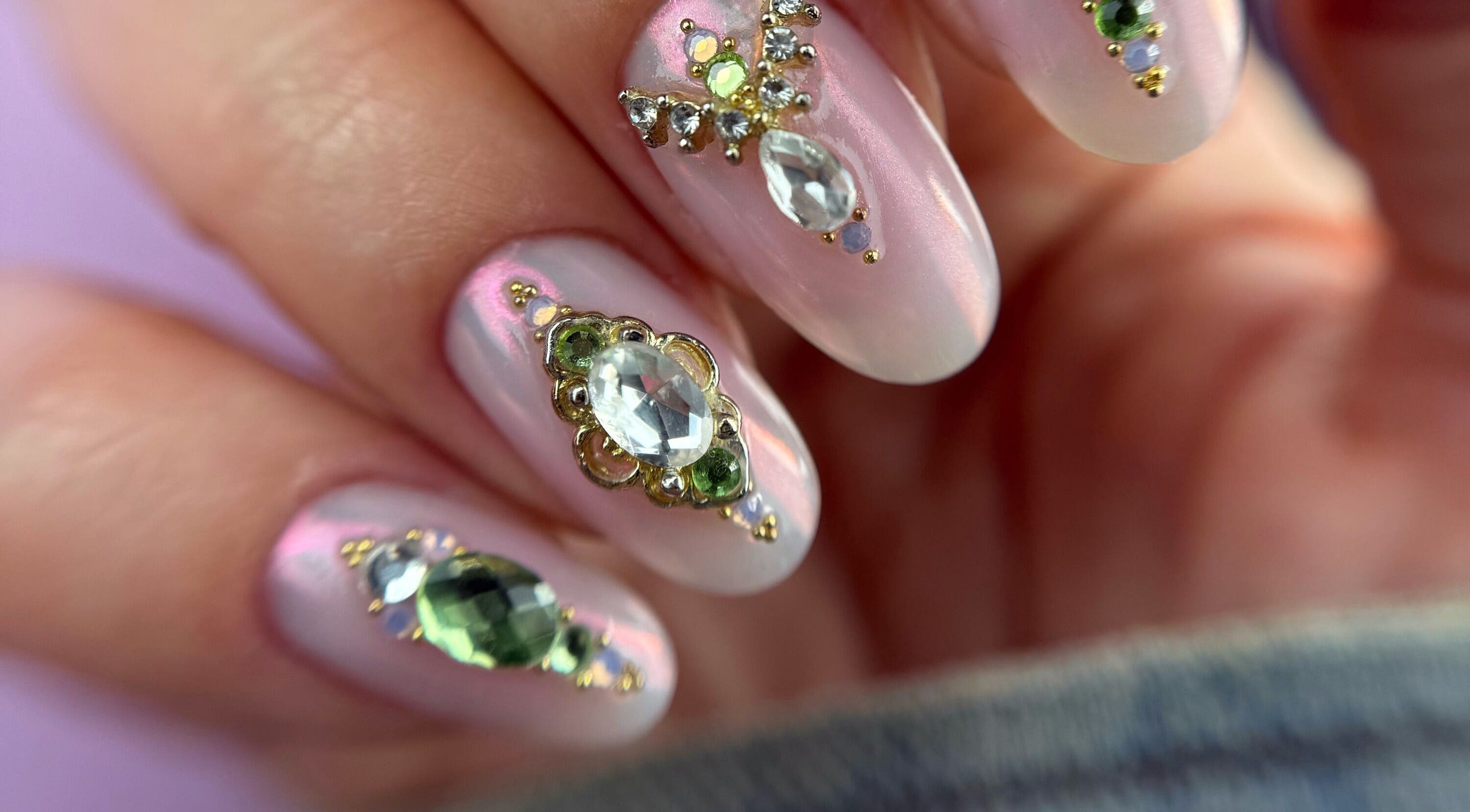 Designs ongles ornés chez Studio Empreinte Nails à Tournai, Région Wallonne, BE, avec pierres précieuses.