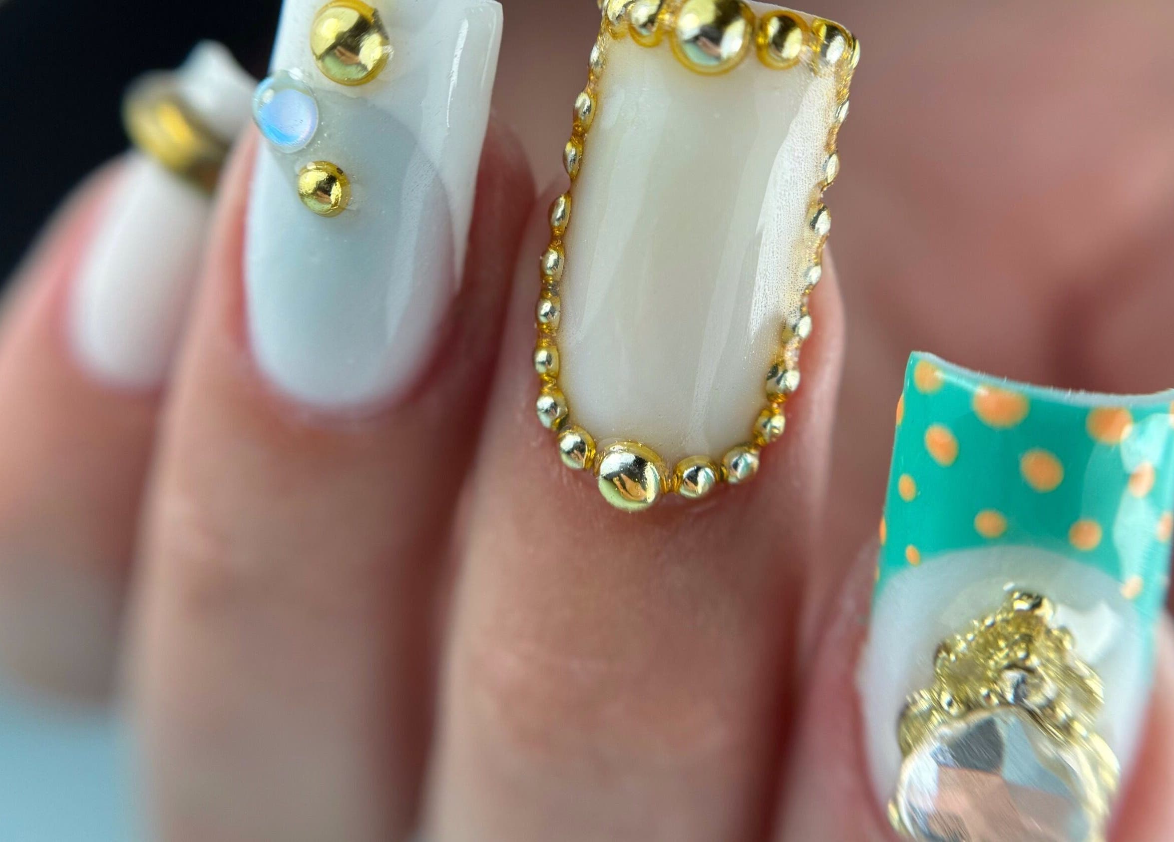 Conception d'ongles ornée de pierres et motifs au Studio Empreinte Nails, Tournai, Région Wallonne, BE.