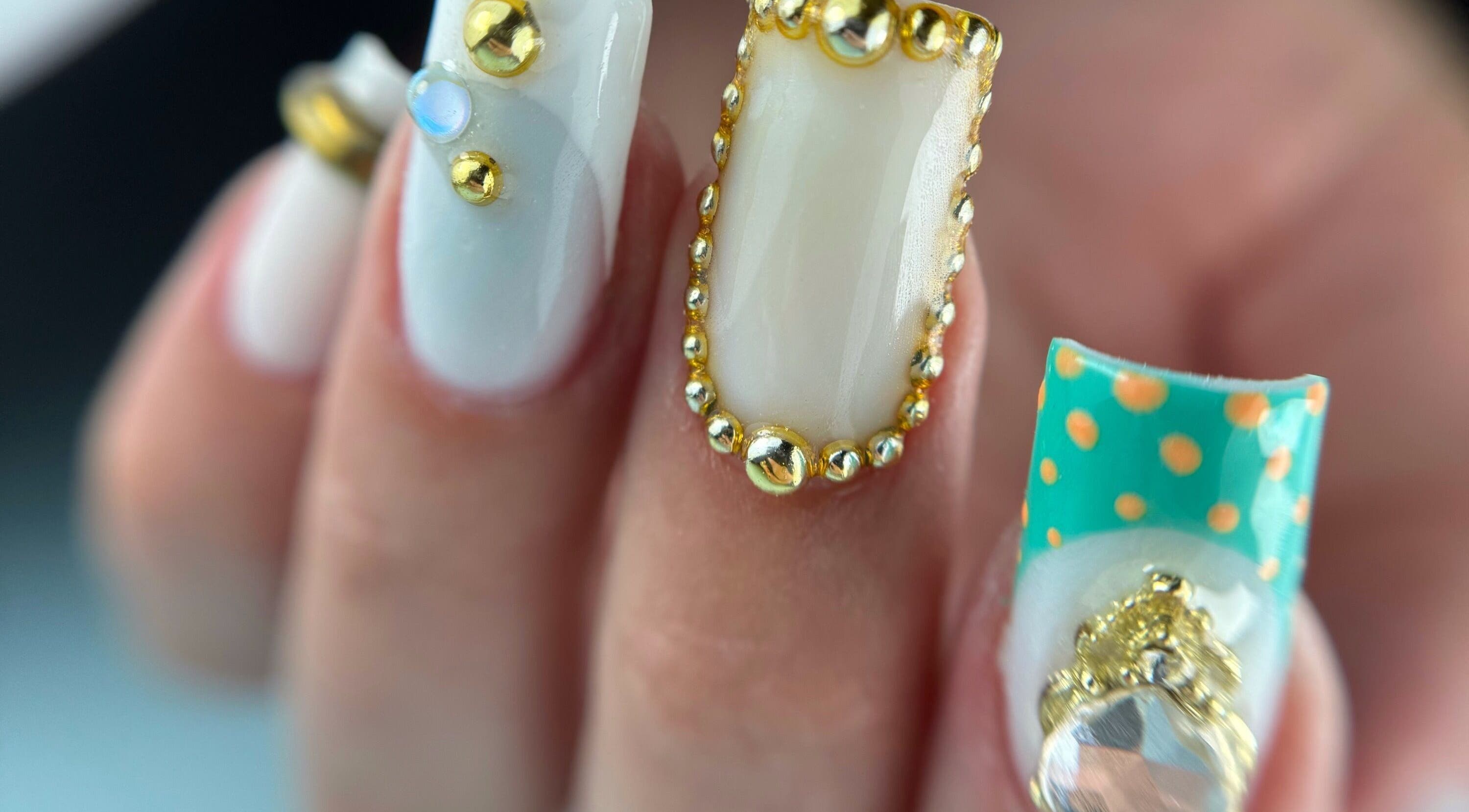 Conception d'ongles ornée de pierres et motifs au Studio Empreinte Nails, Tournai, Région Wallonne, BE.