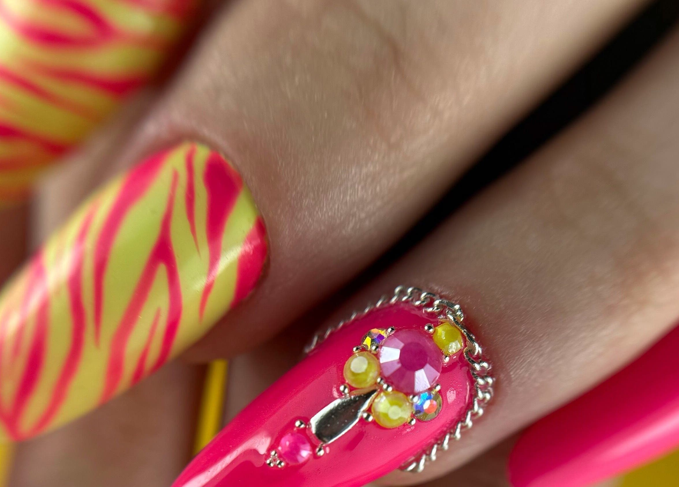 Manucure vive et stylée chez Studio Empreinte Nails, Tournai, Région Wallonne, BE. Ongles zébrés et ornements