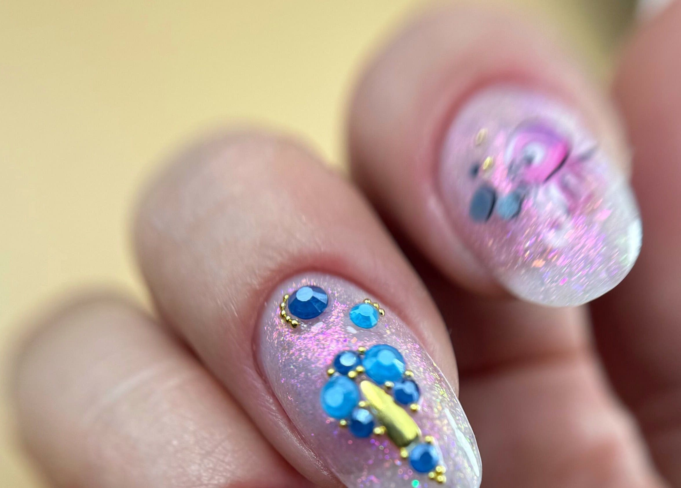 Design d'ongles brillant et artistique à Studio Empreinte Nails, Tournai, Région Wallonne, BE.