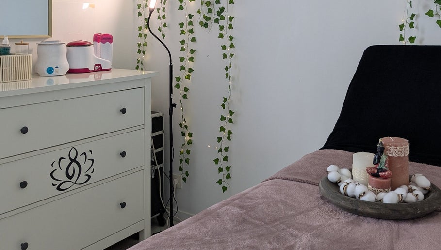 Salle de détente chez L'oasis Bien être, Courgains, Pays De La Loire, FR, décorée avec bougies et plantes.