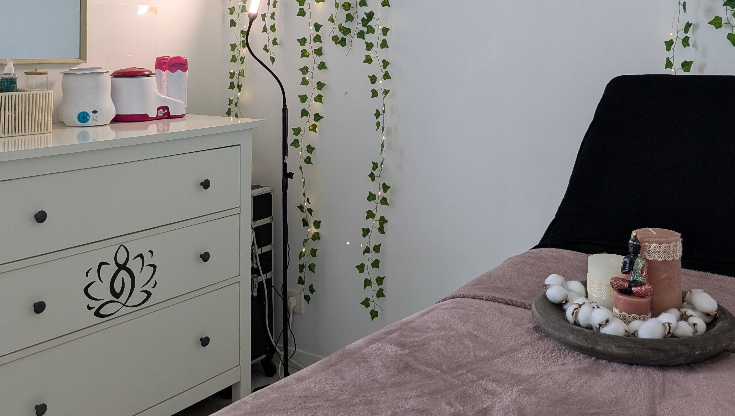 Salle de détente chez L'oasis Bien être, Courgains, Pays De La Loire, FR, décorée avec bougies et plantes.