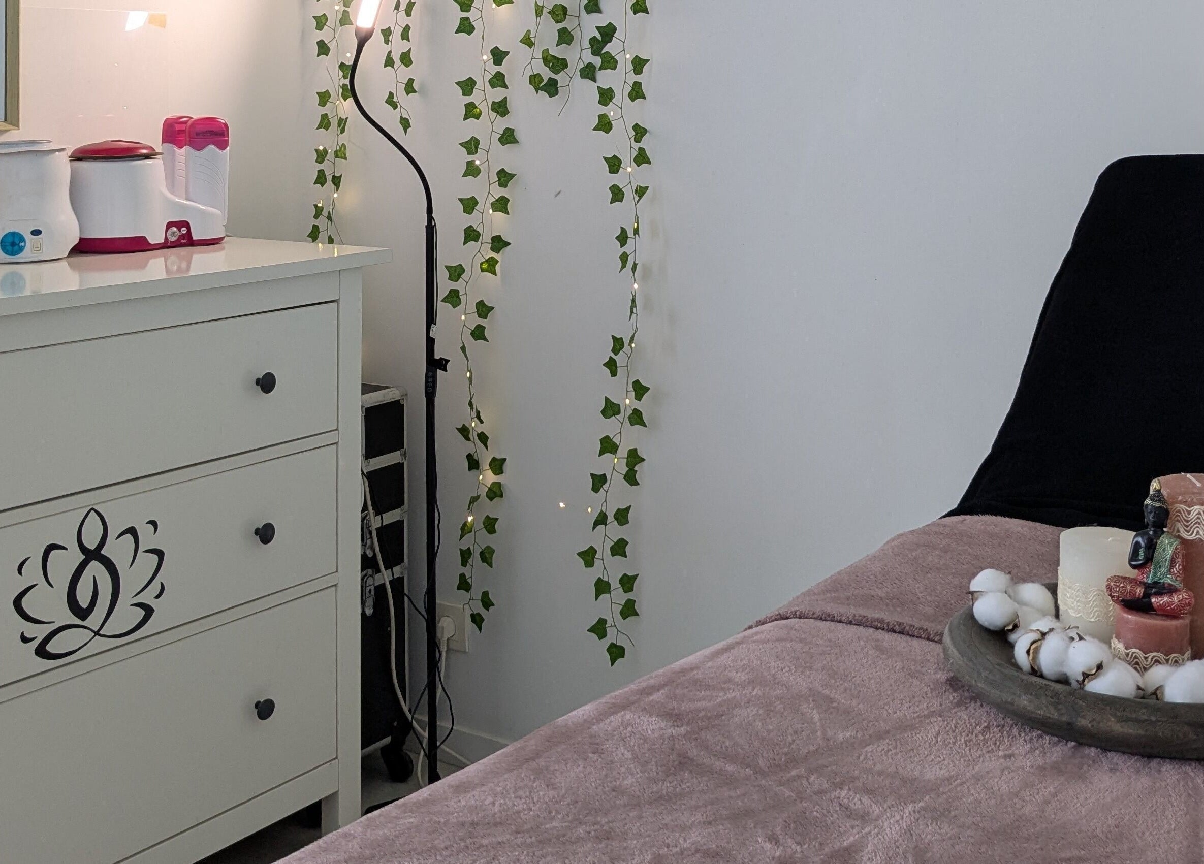 Salle de détente chez L'oasis Bien être, Courgains, Pays De La Loire, FR, décorée avec bougies et plantes.