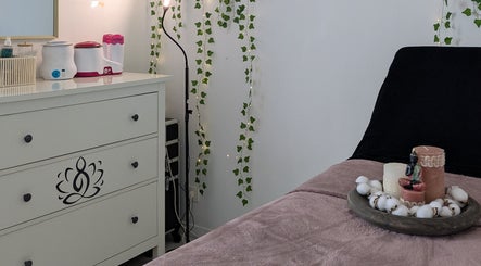 Salle de détente chez L'oasis Bien être, Courgains, Pays De La Loire, FR, décorée avec bougies et plantes.