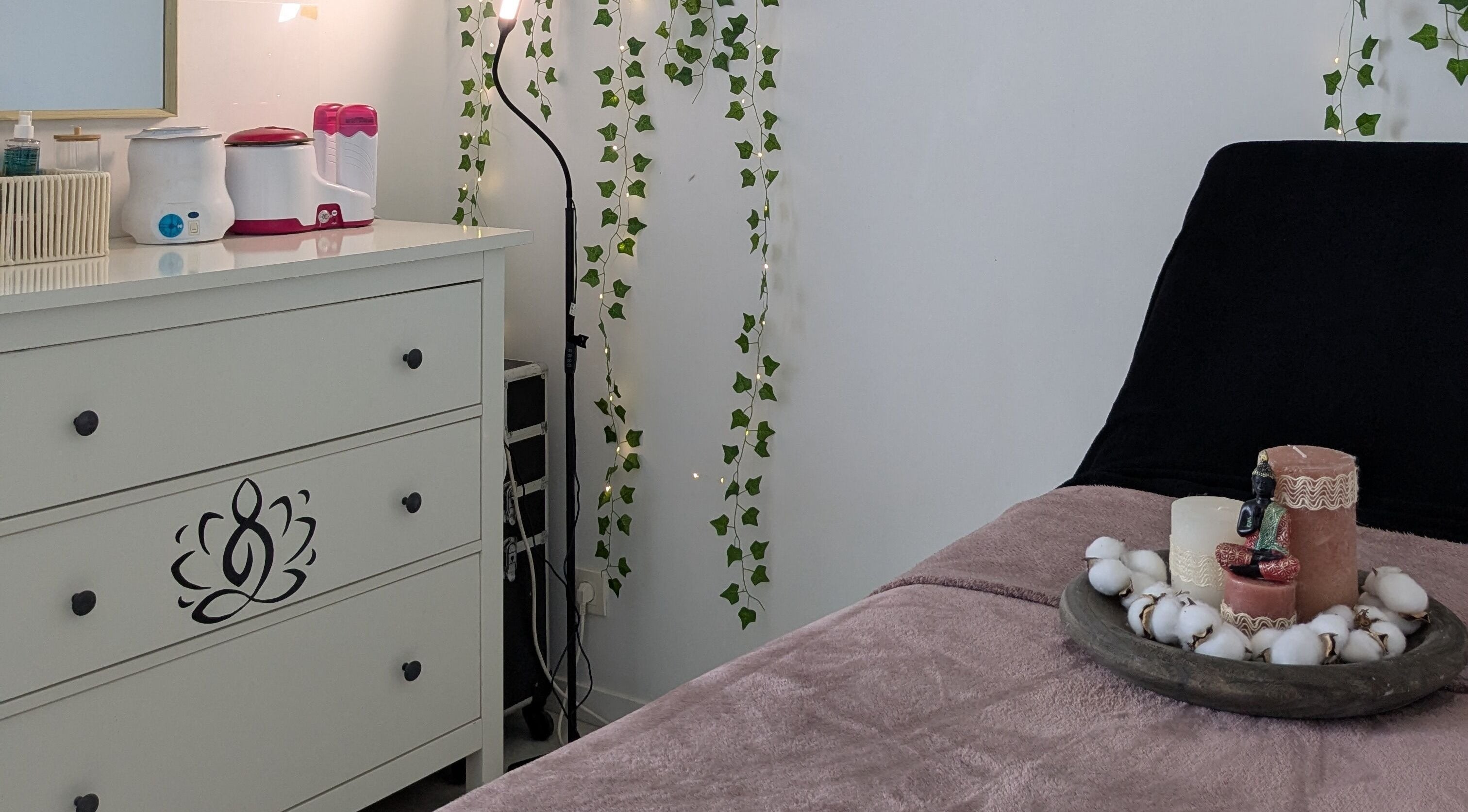 Salle de détente chez L'oasis Bien être, Courgains, Pays De La Loire, FR, décorée avec bougies et plantes.