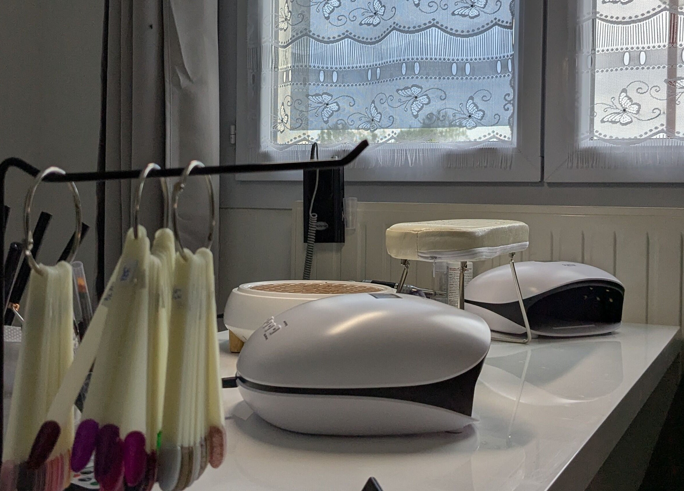 Poste de manucure moderne à L'oasis Bien être, Courgains, Pays De La Loire, FR avec lampes UV.