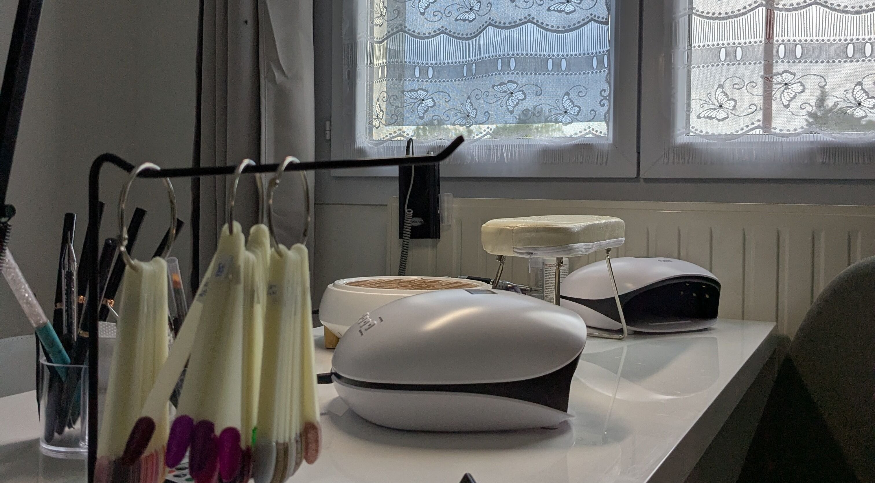 Poste de manucure moderne à L'oasis Bien être, Courgains, Pays De La Loire, FR avec lampes UV.