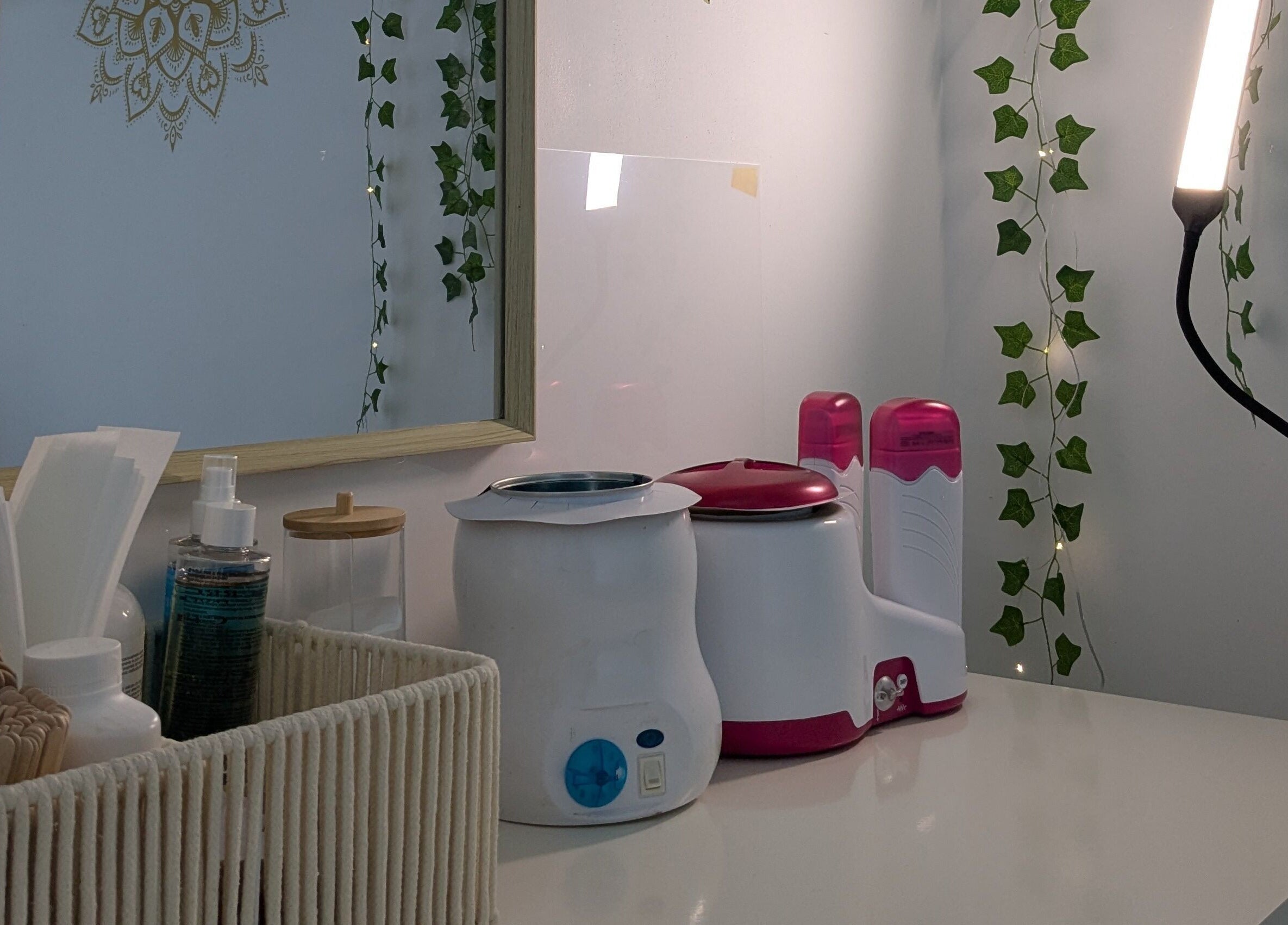 Espace soins L'oasis Bien être à Courgains, Pays De La Loire, FR avec matériel esthétique moderne.