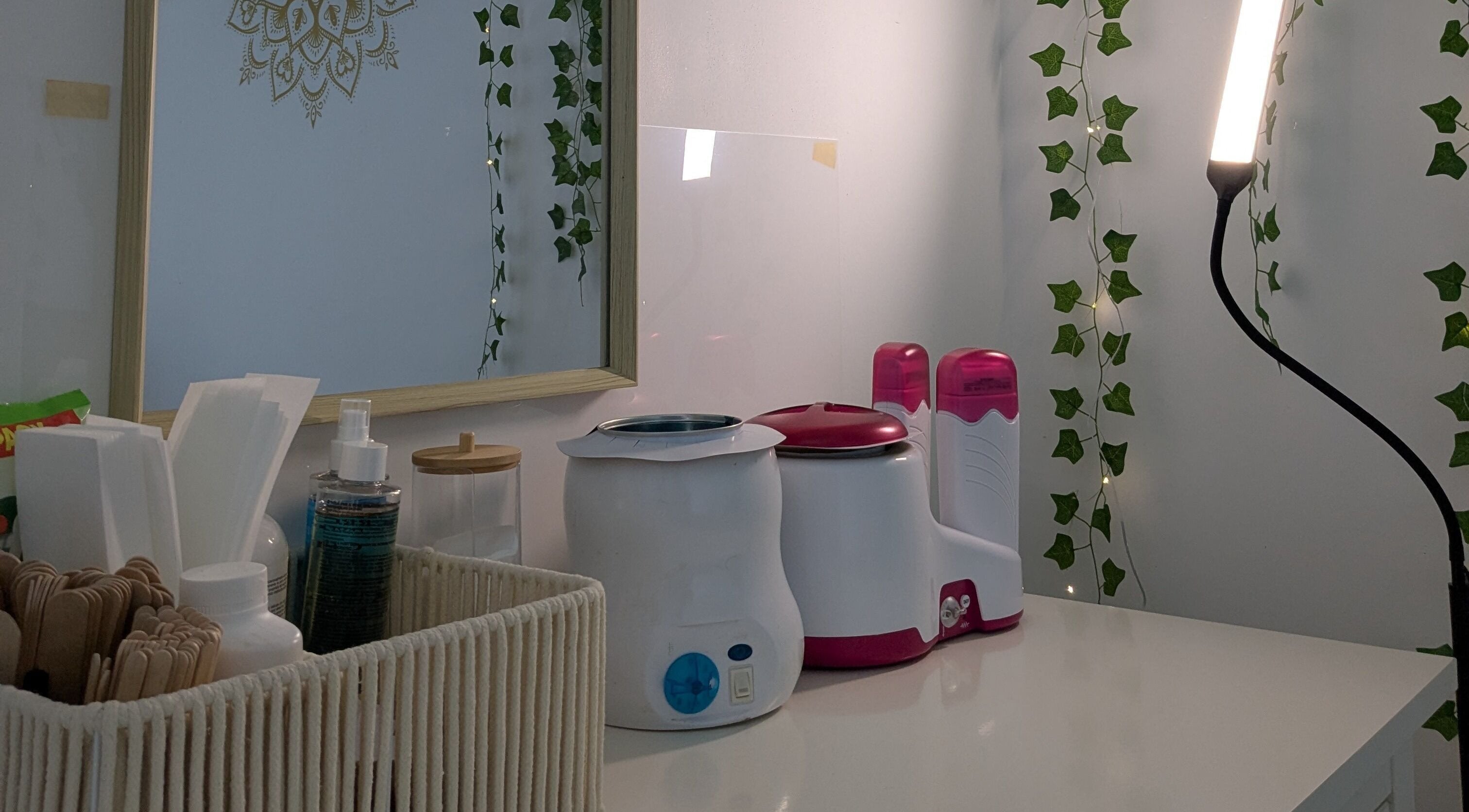 Espace soins L'oasis Bien être à Courgains, Pays De La Loire, FR avec matériel esthétique moderne.