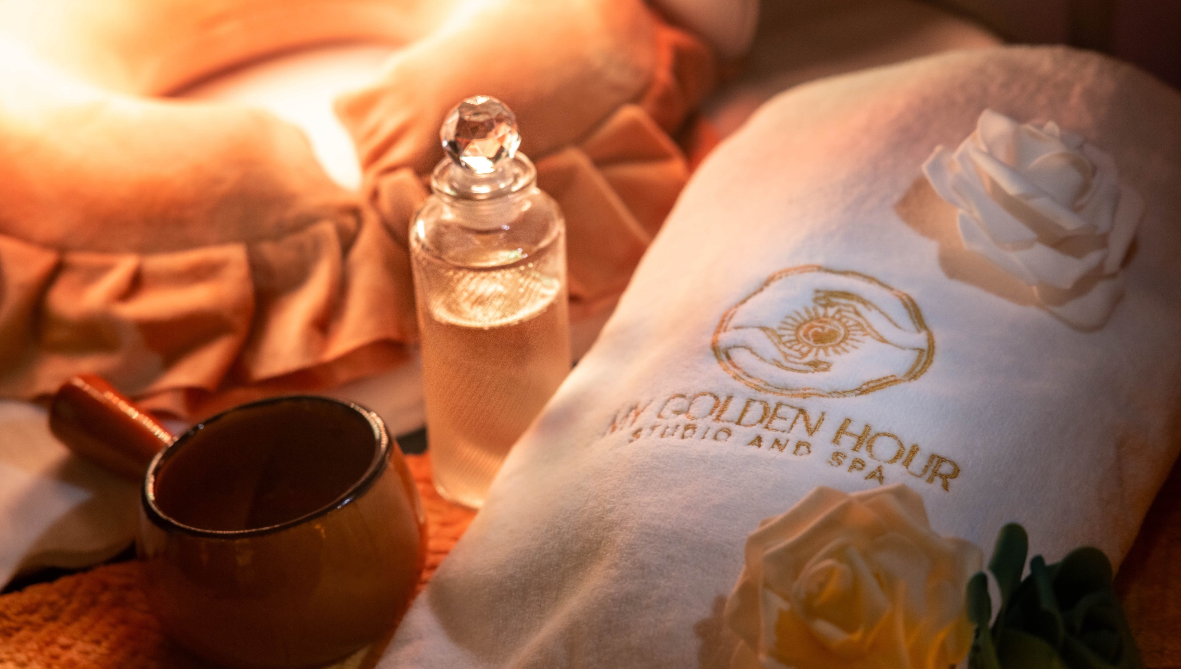 Détails élégants du spa My Golden Hour à Paris, Île-de-france, FR, avec serviette et décor de luxe.