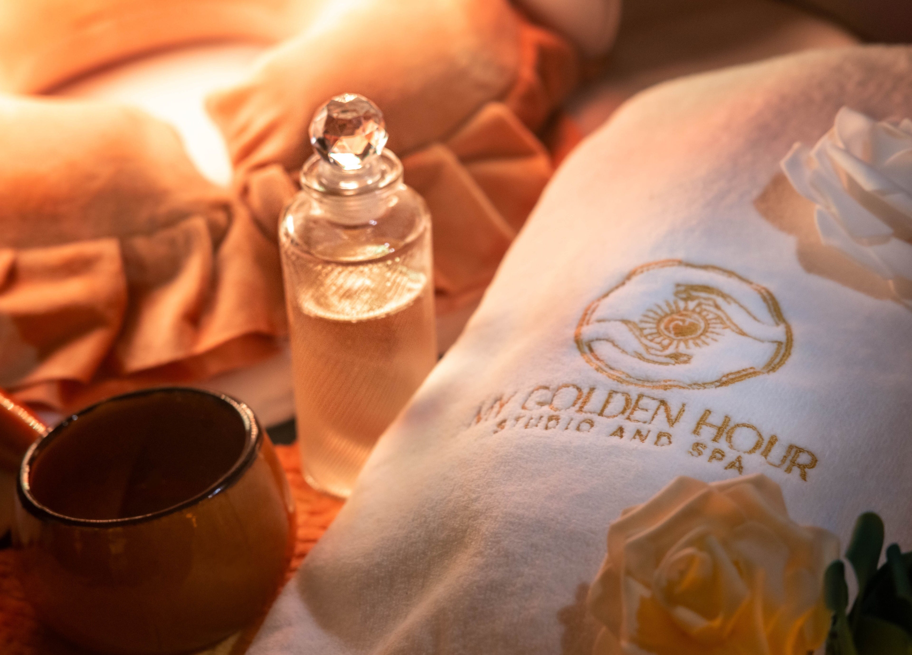 Détails élégants du spa My Golden Hour à Paris, Île-de-france, FR, avec serviette et décor de luxe.