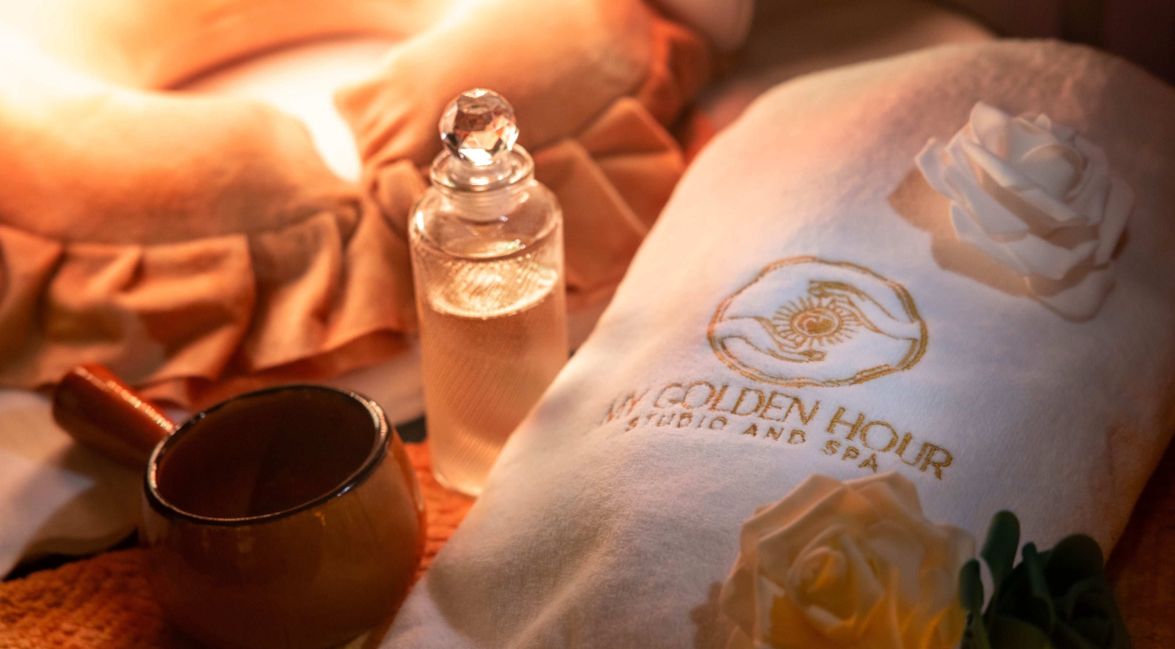 Détails élégants du spa My Golden Hour à Paris, Île-de-france, FR, avec serviette et décor de luxe.