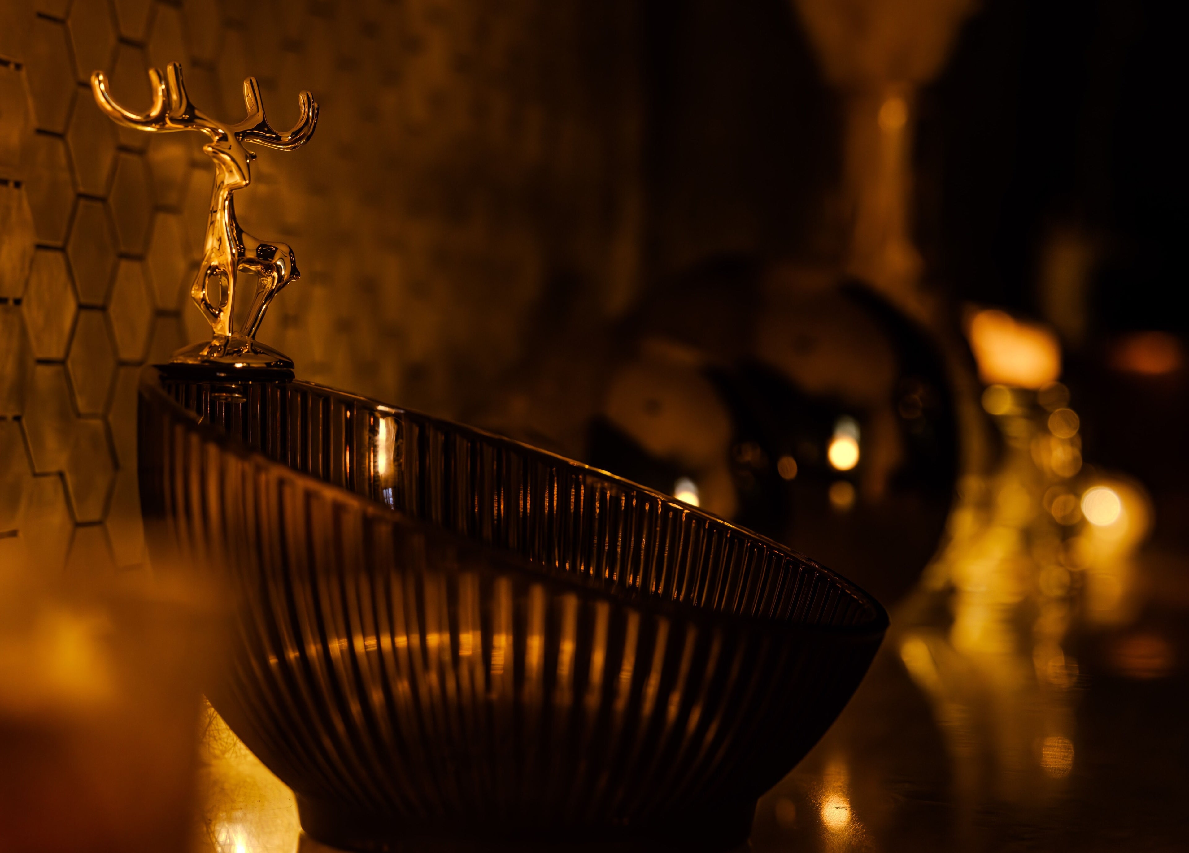 Décor luxueux et lumineux de My Golden Hour, Paris, Île-de-France, FR, avec éclairage chaleureux.