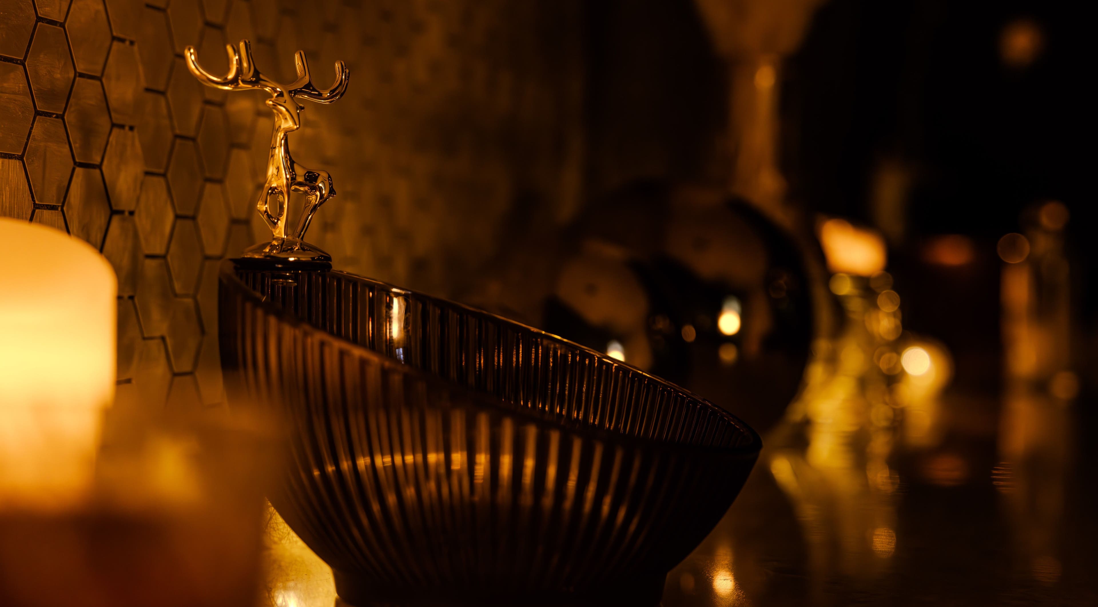 Décor luxueux et lumineux de My Golden Hour, Paris, Île-de-France, FR, avec éclairage chaleureux.