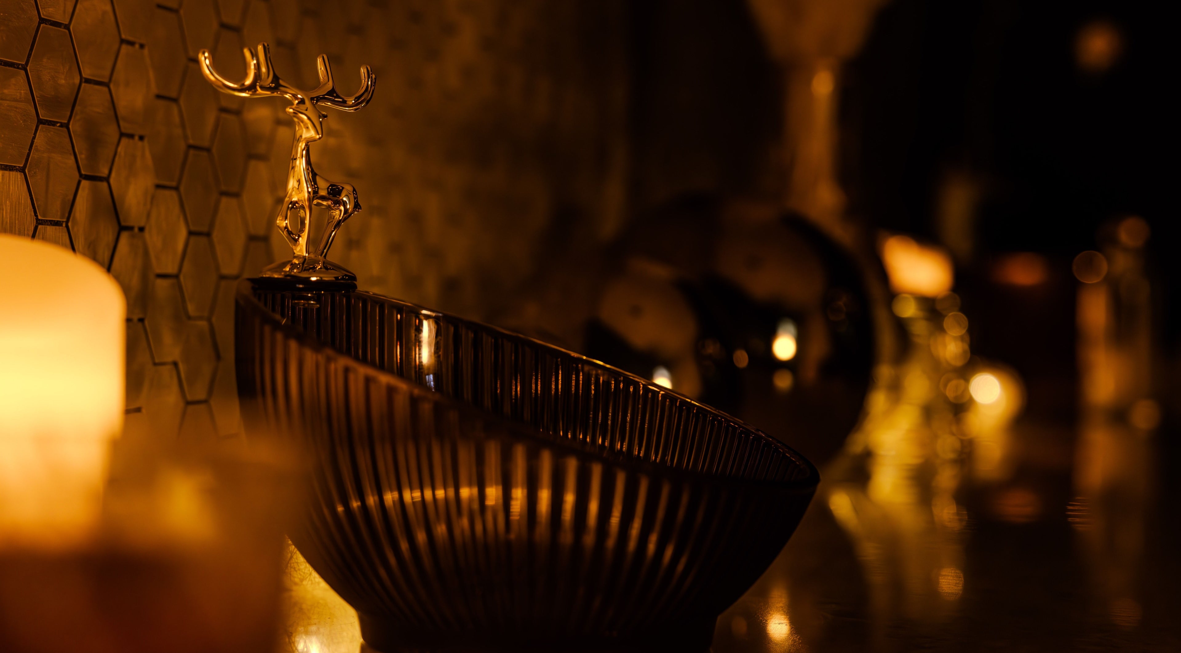 Décor luxueux et lumineux de My Golden Hour, Paris, Île-de-France, FR, avec éclairage chaleureux.