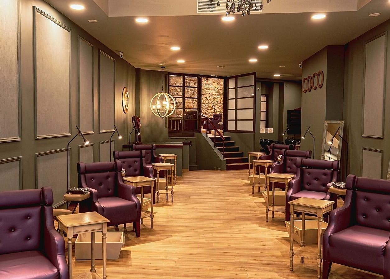 Κομψό σαλόνι στο Coco House Πλάκα με πολυτελείς καρέκλες, Athina, GR.