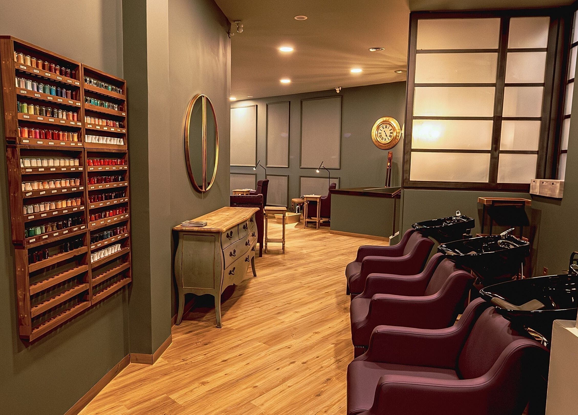 Εσωτερικό Coco House Πλάκα, κομψός χώρος ομορφιάς στην Athina, GR με μοντέρνα διακόσμηση και άνετες θέσεις.