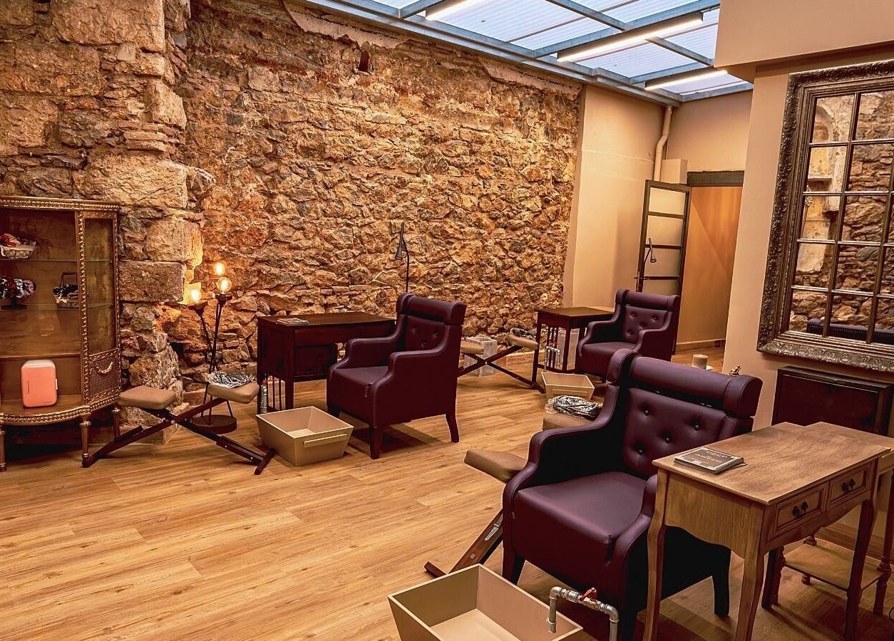 Κομψός χώρος ομορφιάς στο Coco House Πλάκα, Athina, GR με πέτρινους τοίχους και έπιπλα στυλ αντίκ.