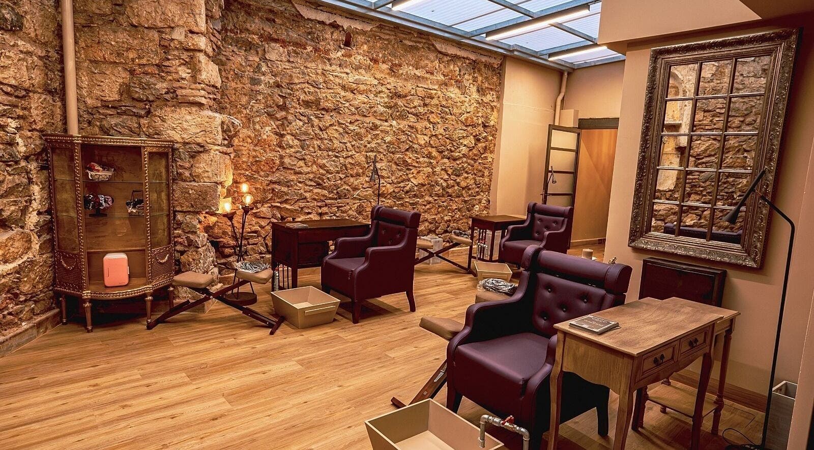 Κομψός χώρος ομορφιάς στο Coco House Πλάκα, Athina, GR με πέτρινους τοίχους και έπιπλα στυλ αντίκ.