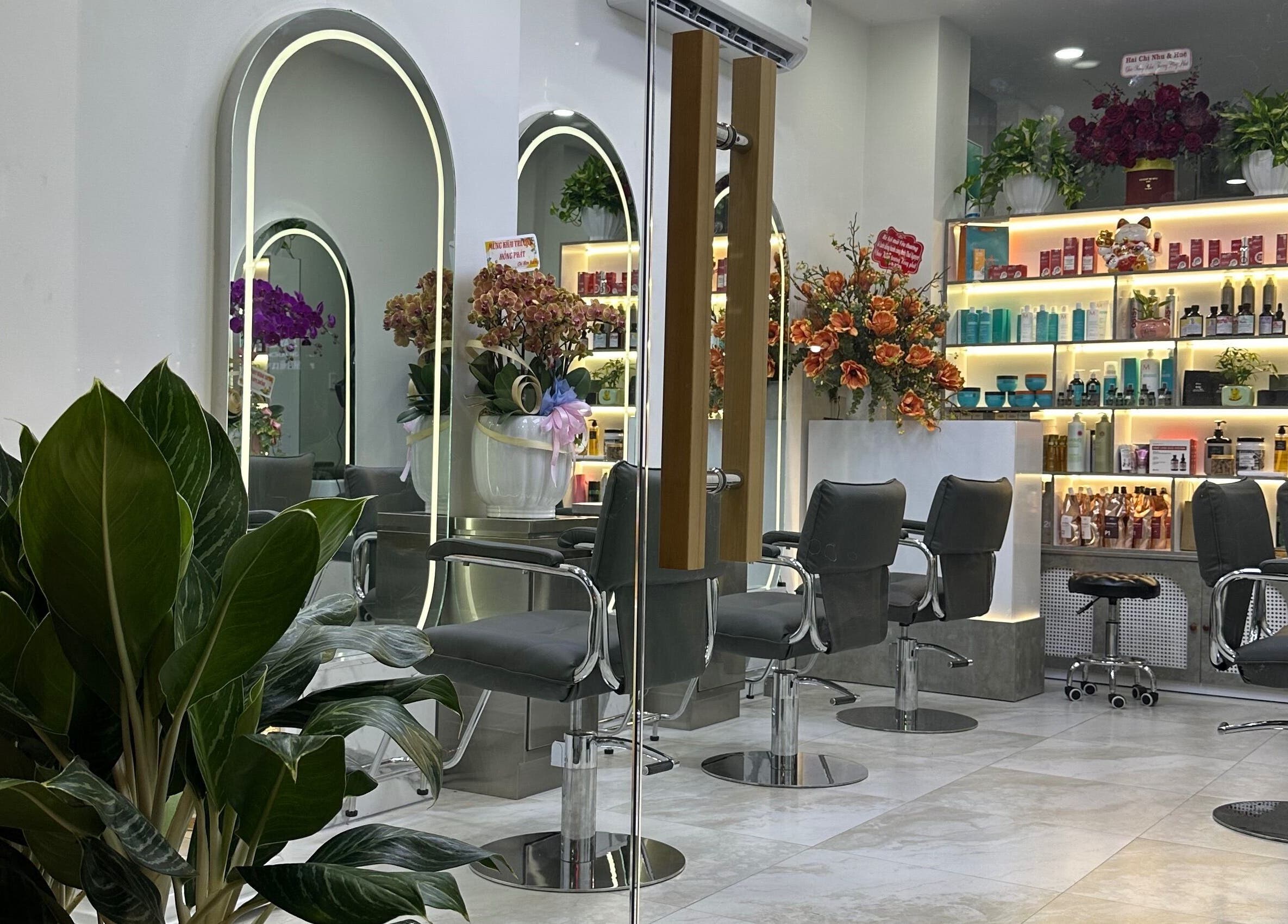 Interior of The Beauty Salon By Andy, Hồ Chí Minh, featuring elegant styling stations and lush greenery.