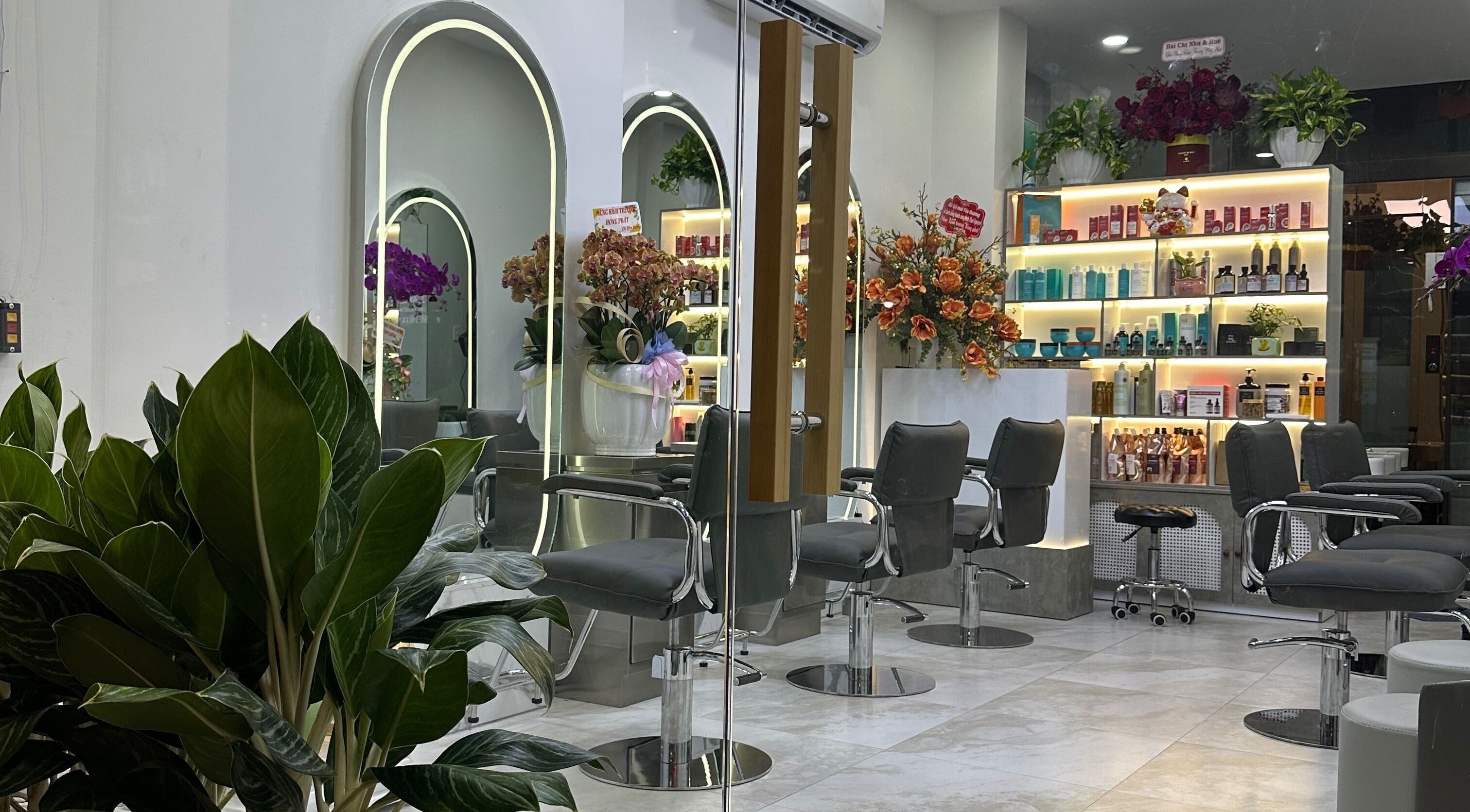 Interior of The Beauty Salon By Andy, Hồ Chí Minh, featuring elegant styling stations and lush greenery.