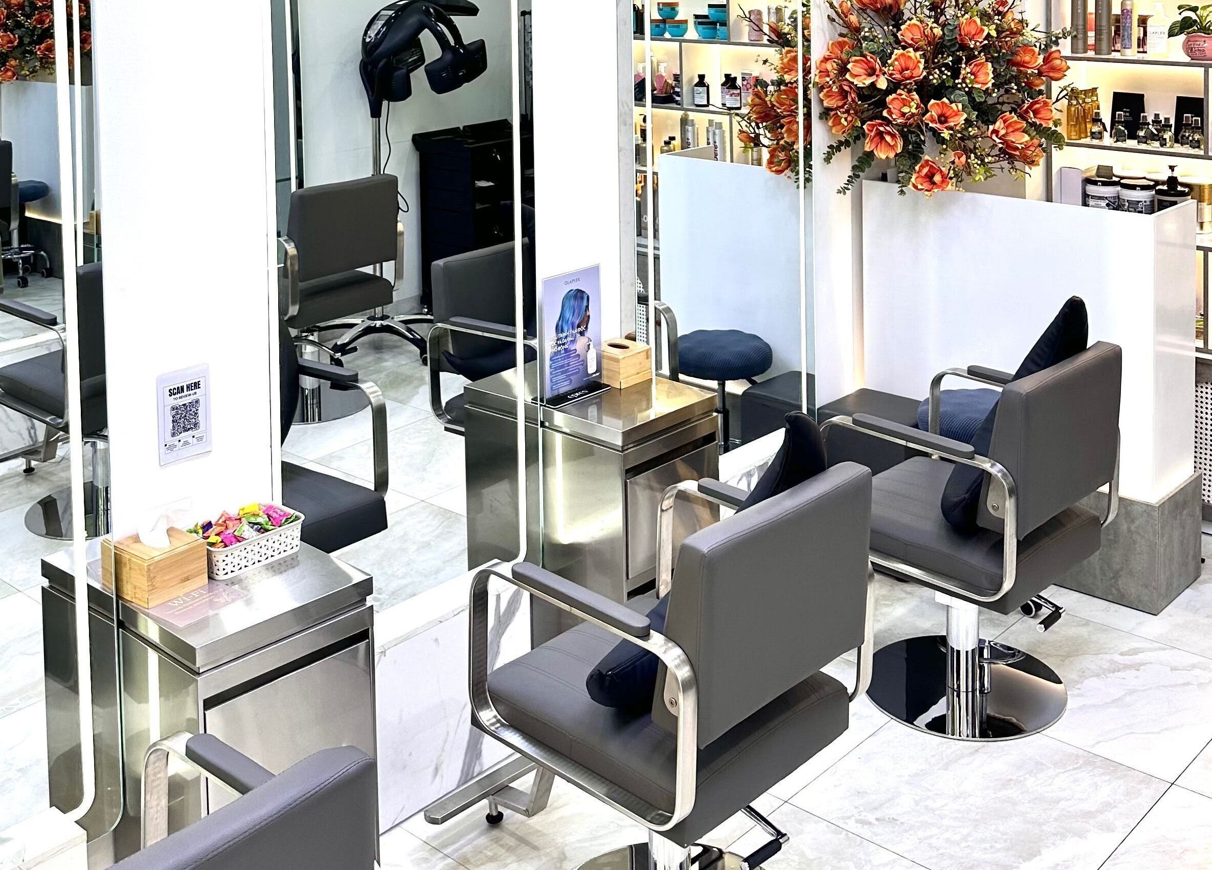 Modern salon chairs and mirrors at The Beauty Salon By Andy in Hồ Chí Minh, Hồ Chí Minh, VN.