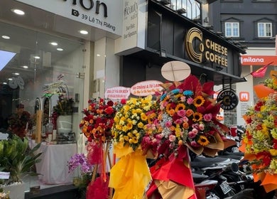 Colorful floral arrangements at The Beauty Salon By Andy, Hồ Chí Minh, VN, highlighting its vibrant exterior.