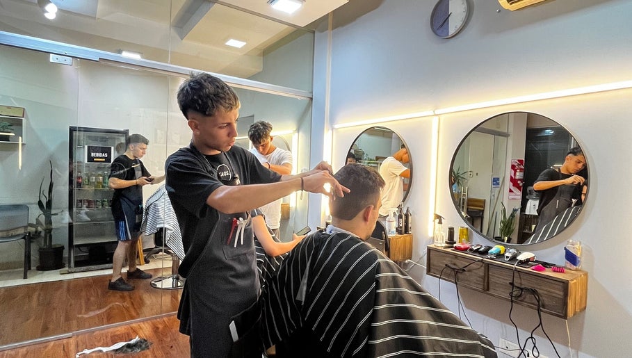 KAOS Peluquería y Barbería imagine 1
