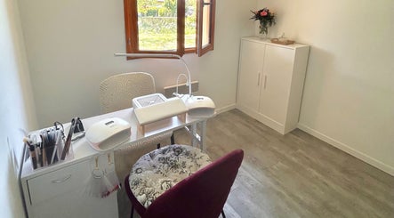 Espace manucure lumineux à Ninaili, Mimizan, Nouvelle-Aquitaine, FR avec décor blanc apaisant.