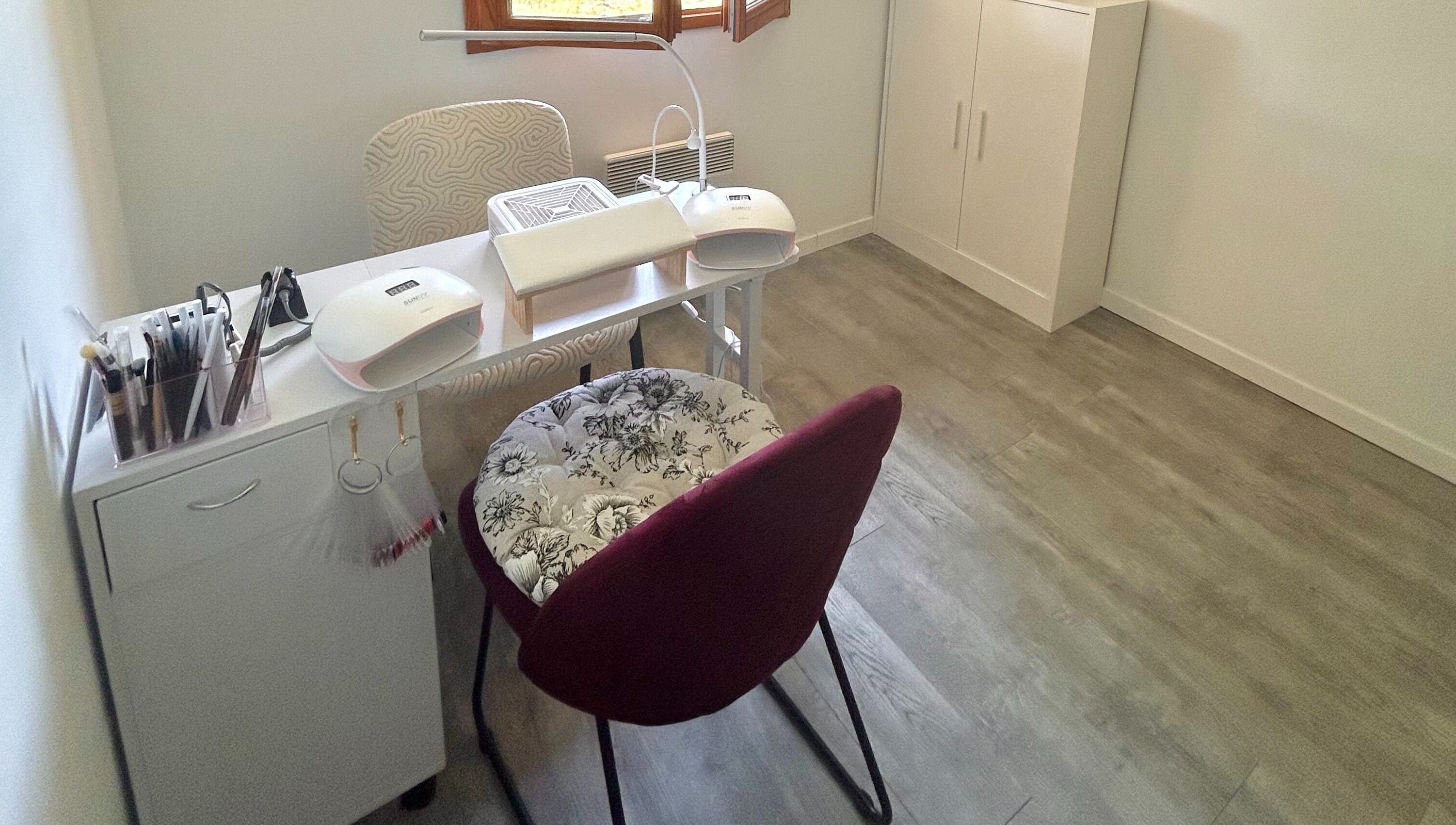 Poste de travail élégant pour manucure chez Ninaili, Mimizan, Nouvelle-Aquitaine, FR.