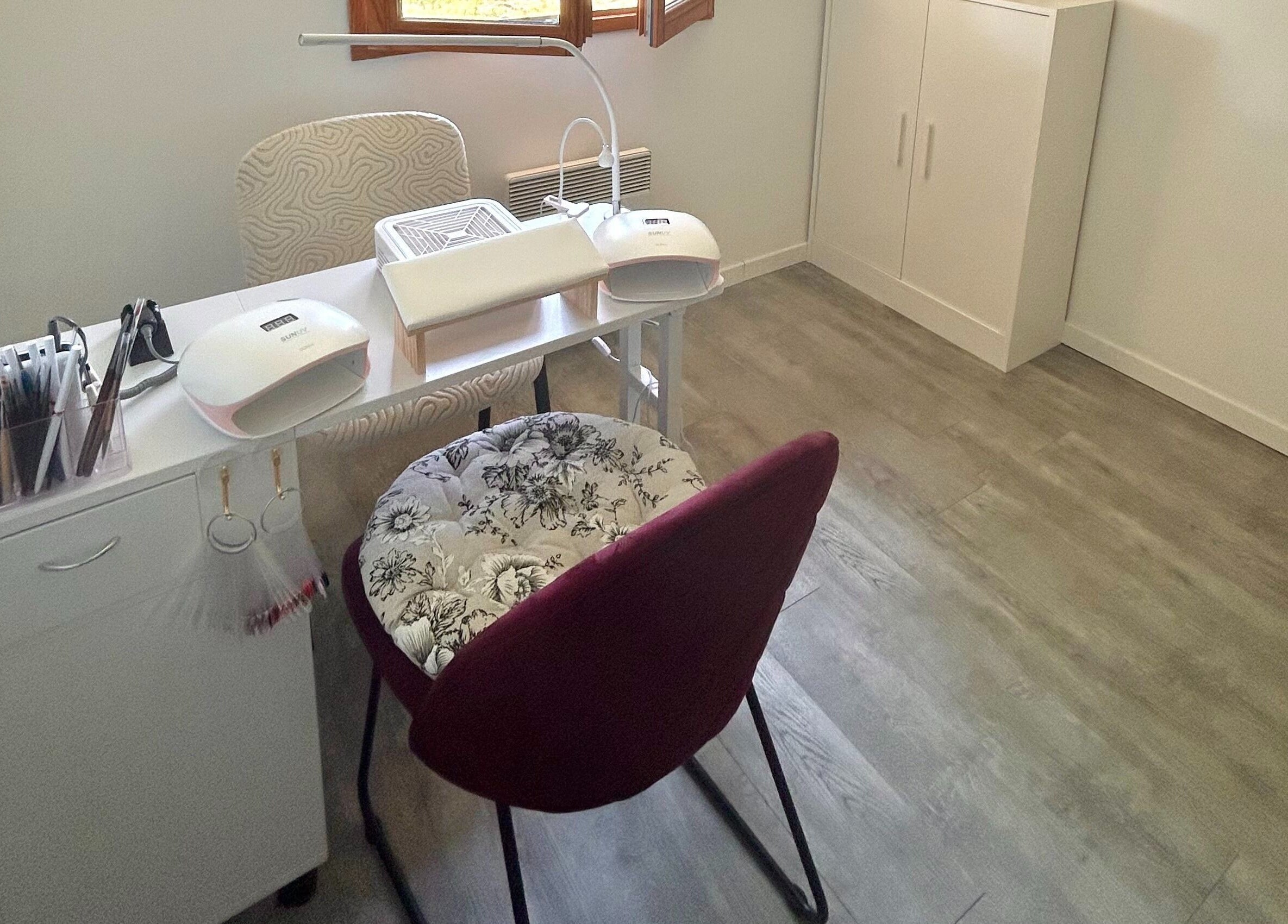 Poste de travail élégant pour manucure chez Ninaili, Mimizan, Nouvelle-Aquitaine, FR.