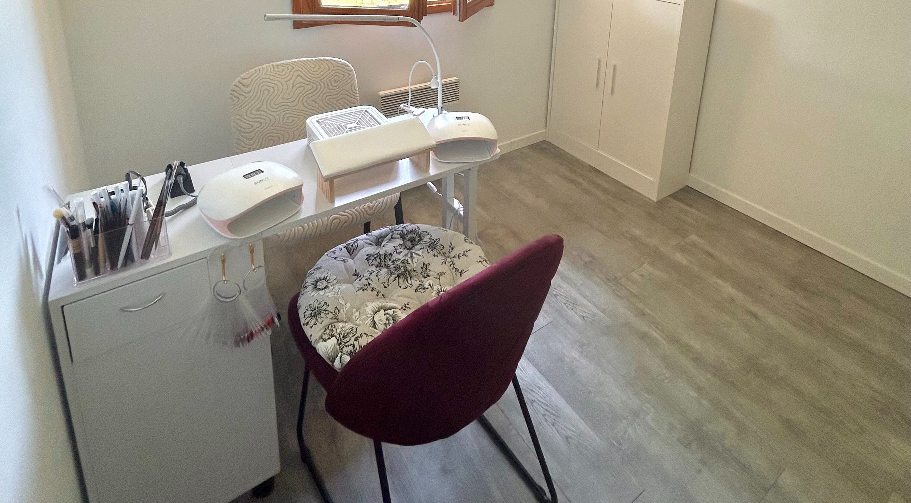 Poste de travail élégant pour manucure chez Ninaili, Mimizan, Nouvelle-Aquitaine, FR.