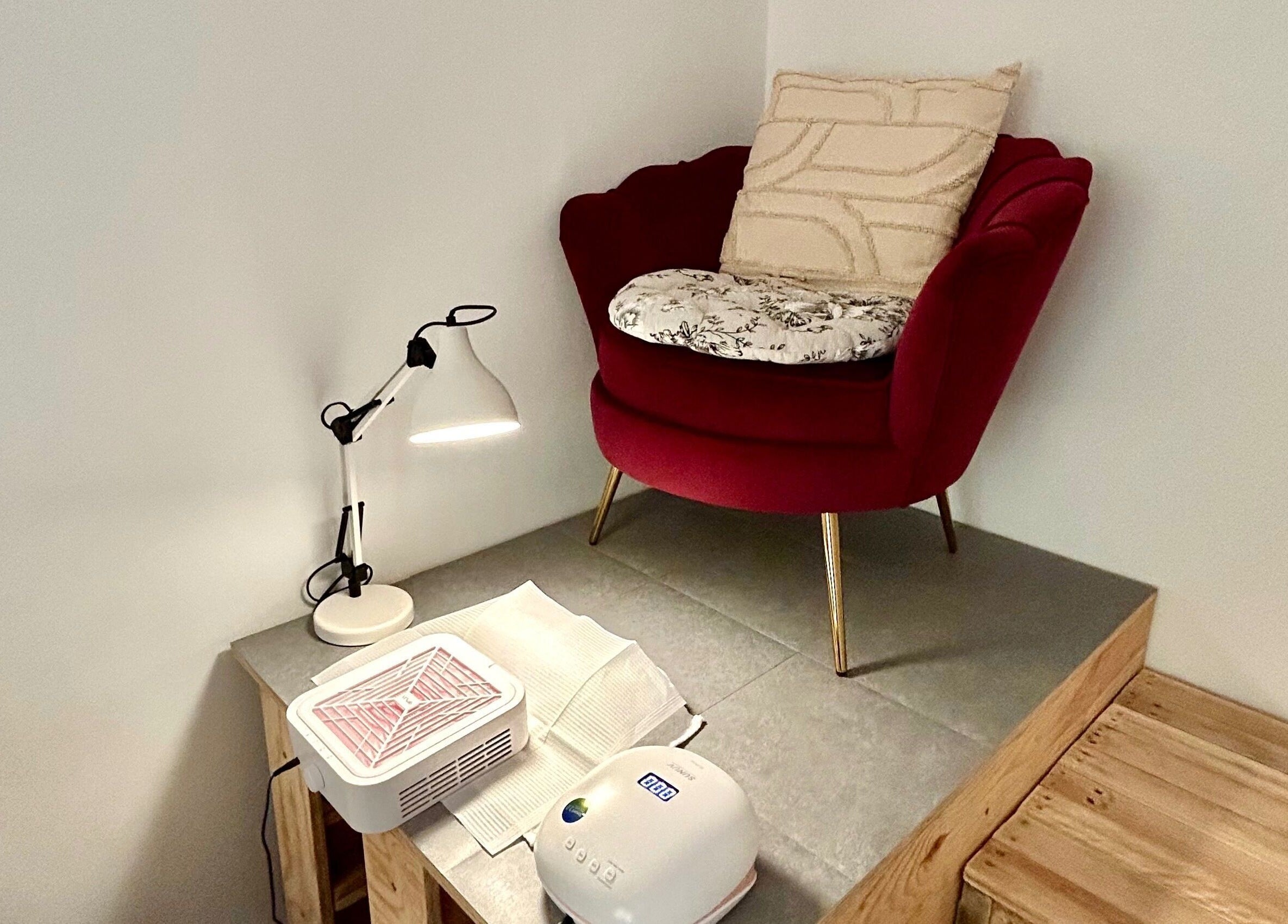 Fauteuil rouge élégant chez Ninaili à Mimizan, Nouvelle-Aquitaine, FR, reflet du confort et design moderne.