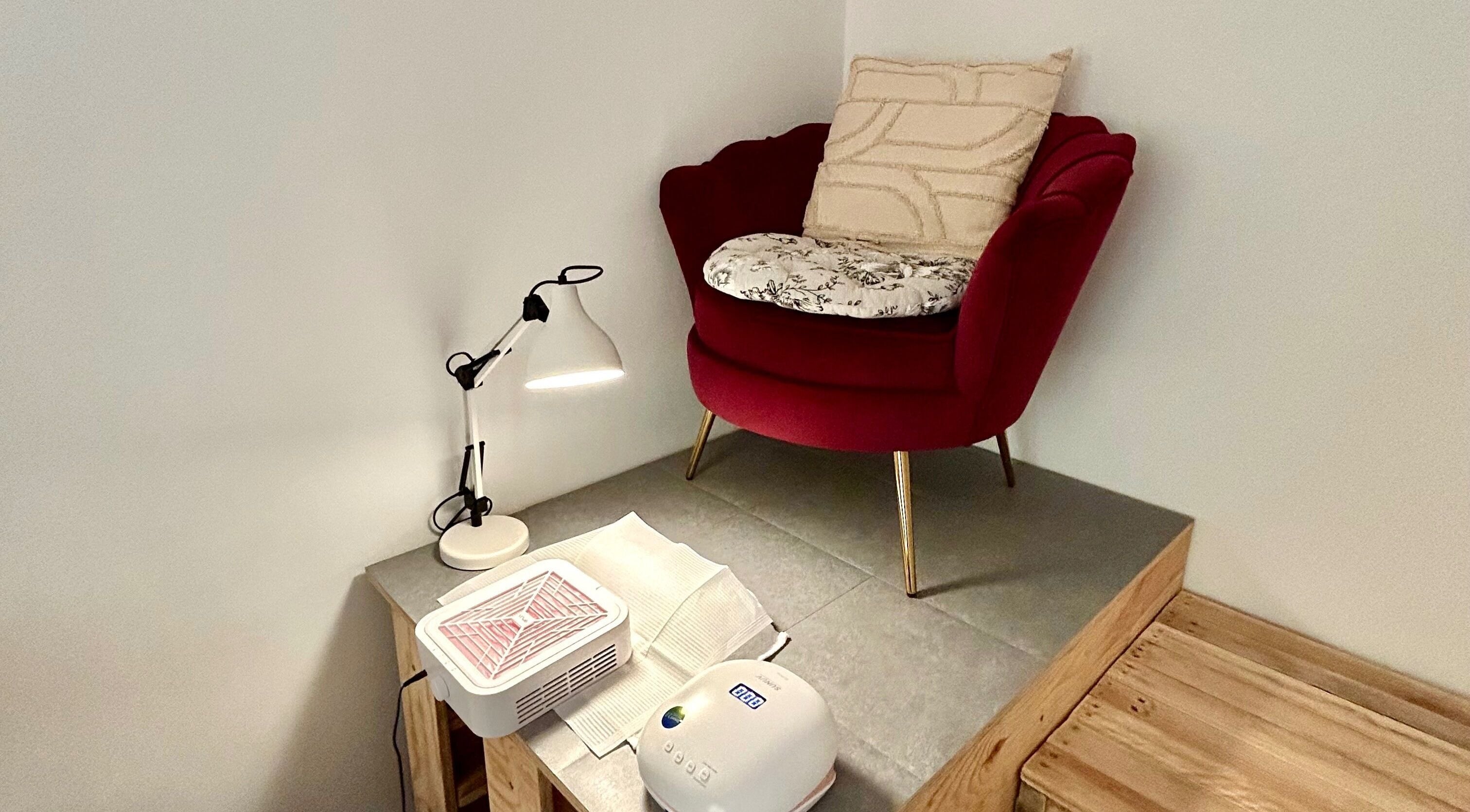 Fauteuil rouge élégant chez Ninaili à Mimizan, Nouvelle-Aquitaine, FR, reflet du confort et design moderne.