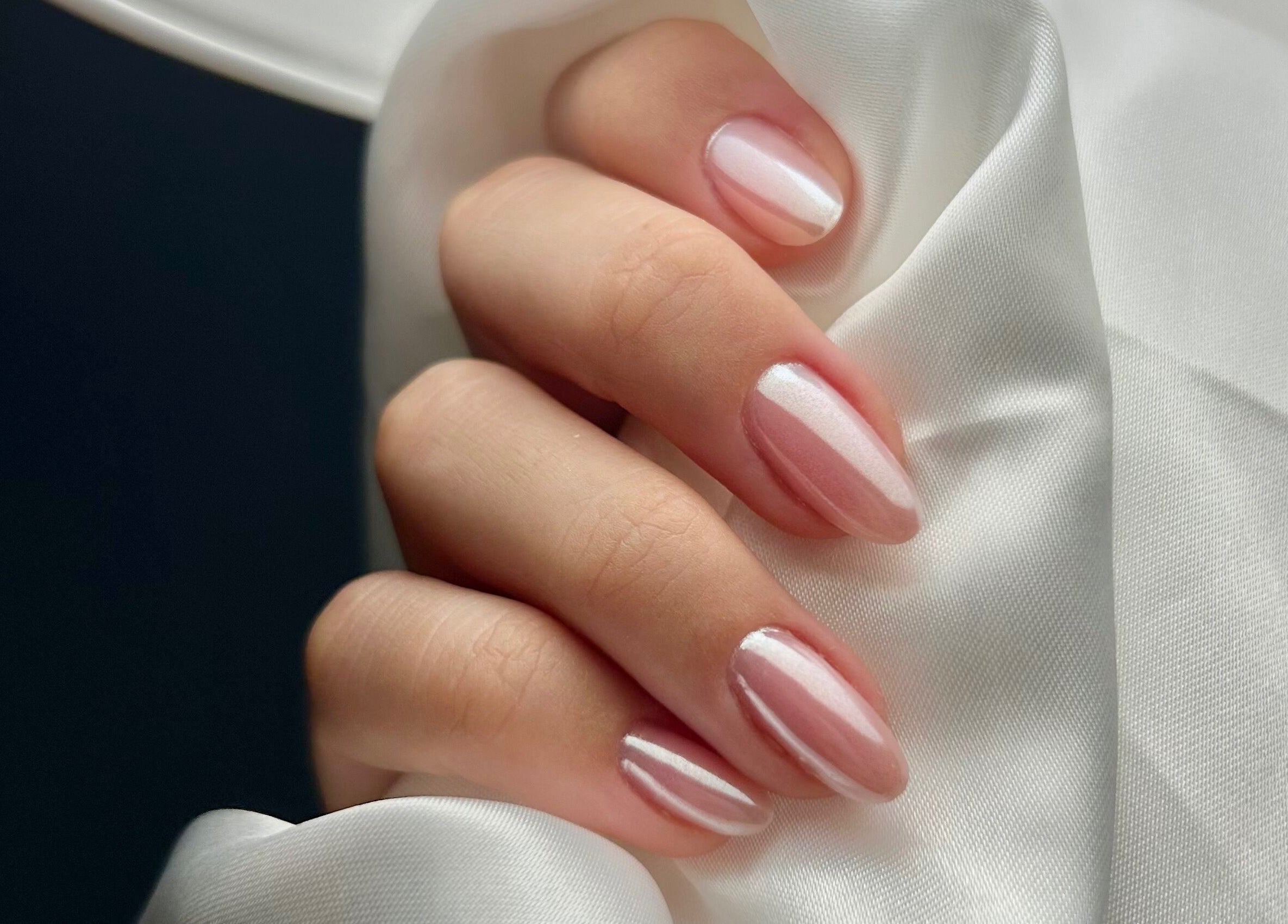 Manucure élégante à Ninaili, Mimizan, Nouvelle-Aquitaine, FR sur fond de satin blanc.