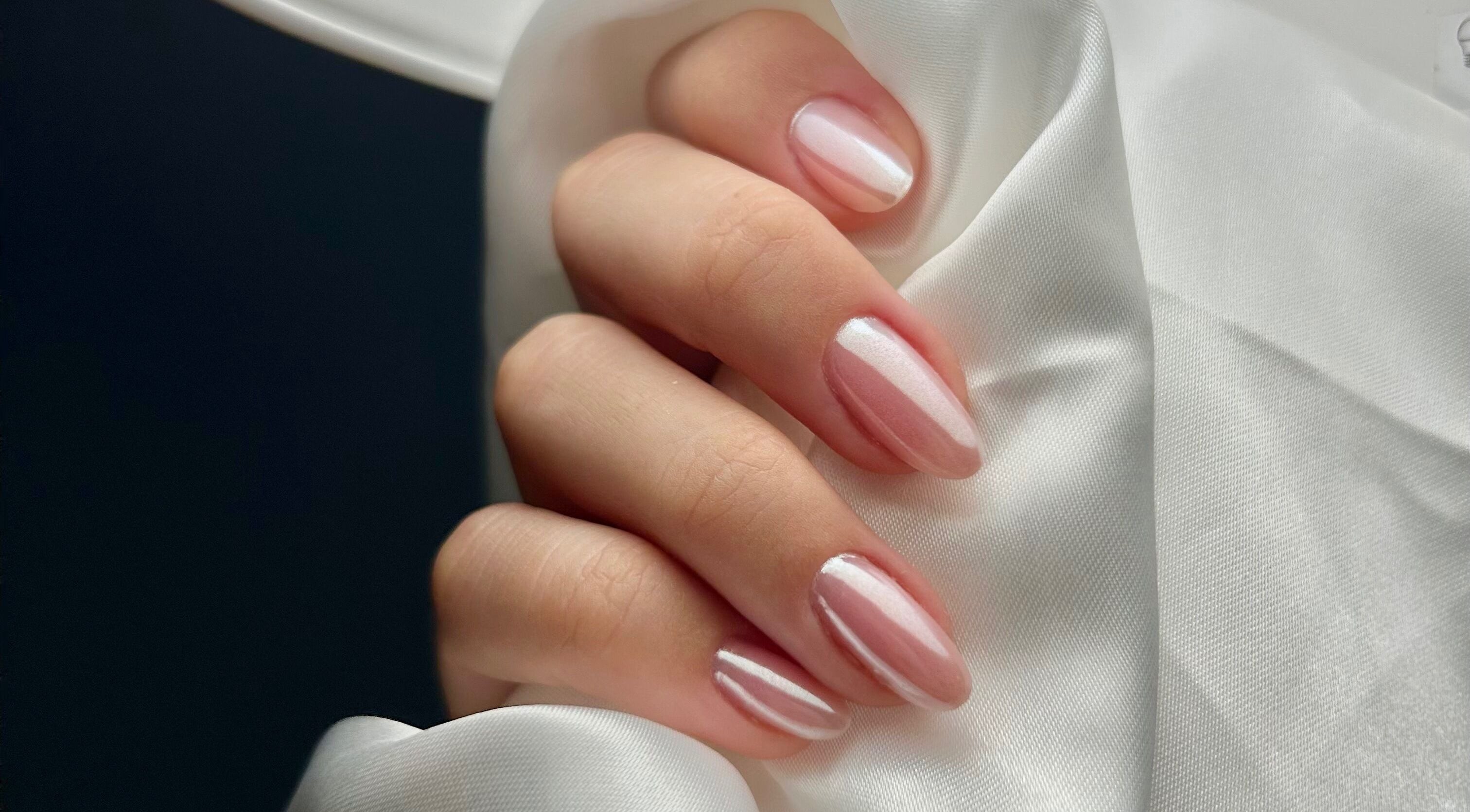 Manucure élégante à Ninaili, Mimizan, Nouvelle-Aquitaine, FR sur fond de satin blanc.