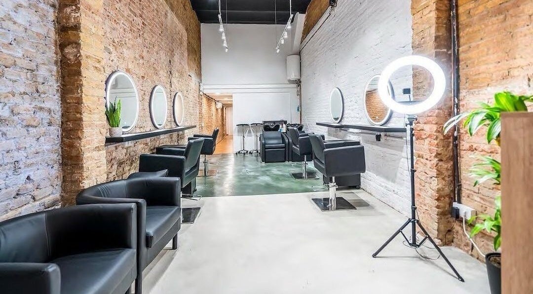 Interior elegante de Peluquero Barcelona | Marcelo Tavares en Barcelona, Catalunya, ES con estilo rústico moderno.