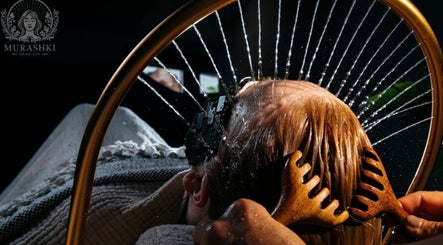 Kopfmassage im Murashki Head Spa in Mannheim, Baden-Württemberg, DE. Luxuriöse Entspannung mit Wasserjet.