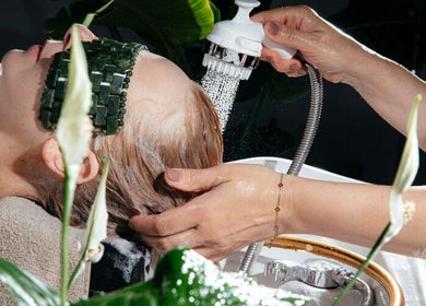 Wellness-Behandlung im Murashki Head Spa, Mannheim, Baden-Württemberg, DE mit beruhigendem Haarkopfservice.