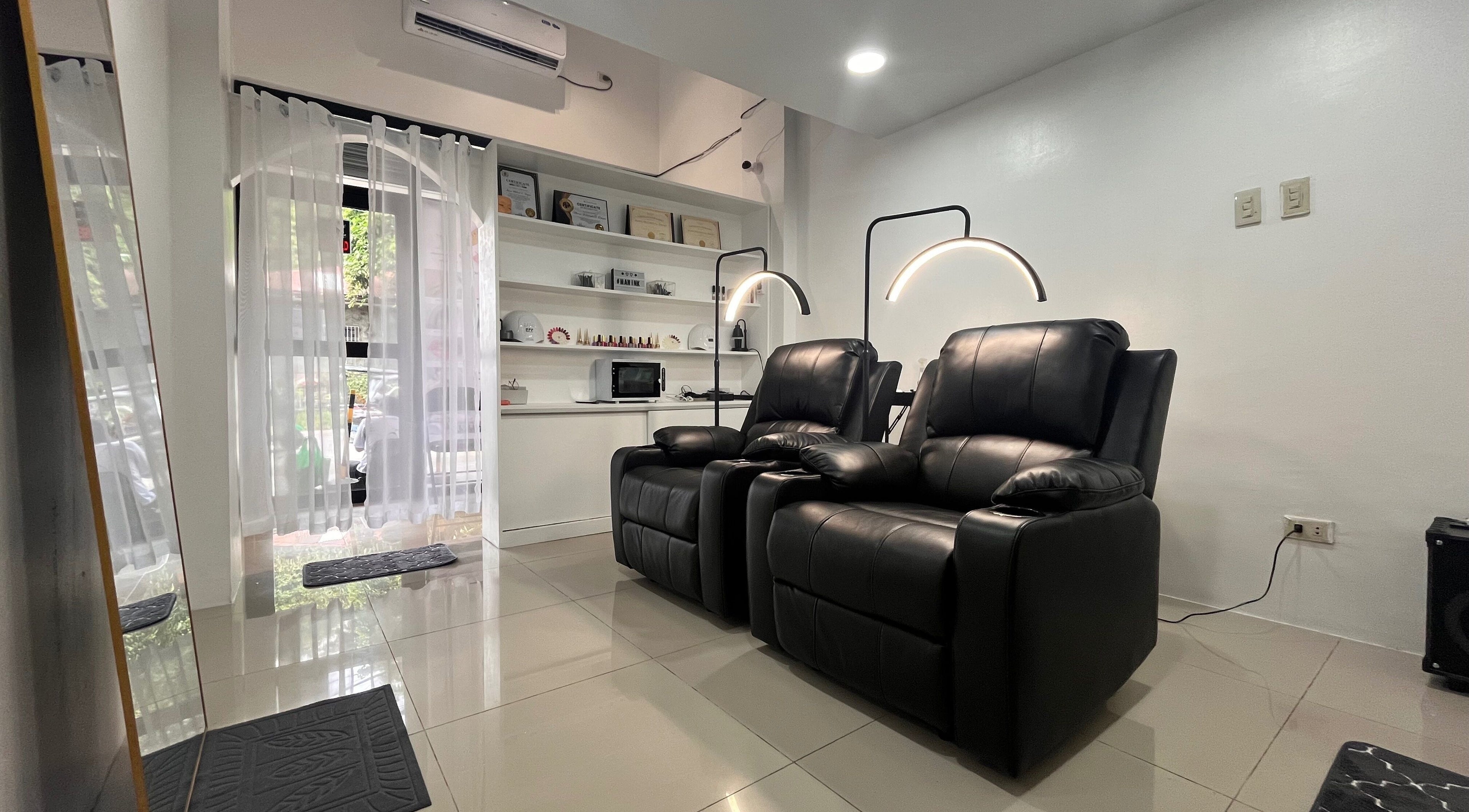 Comfortable seating area at Mawink Beauty Studio, Antipolo, Calabarzon, PH, featuring modern leather chairs.
