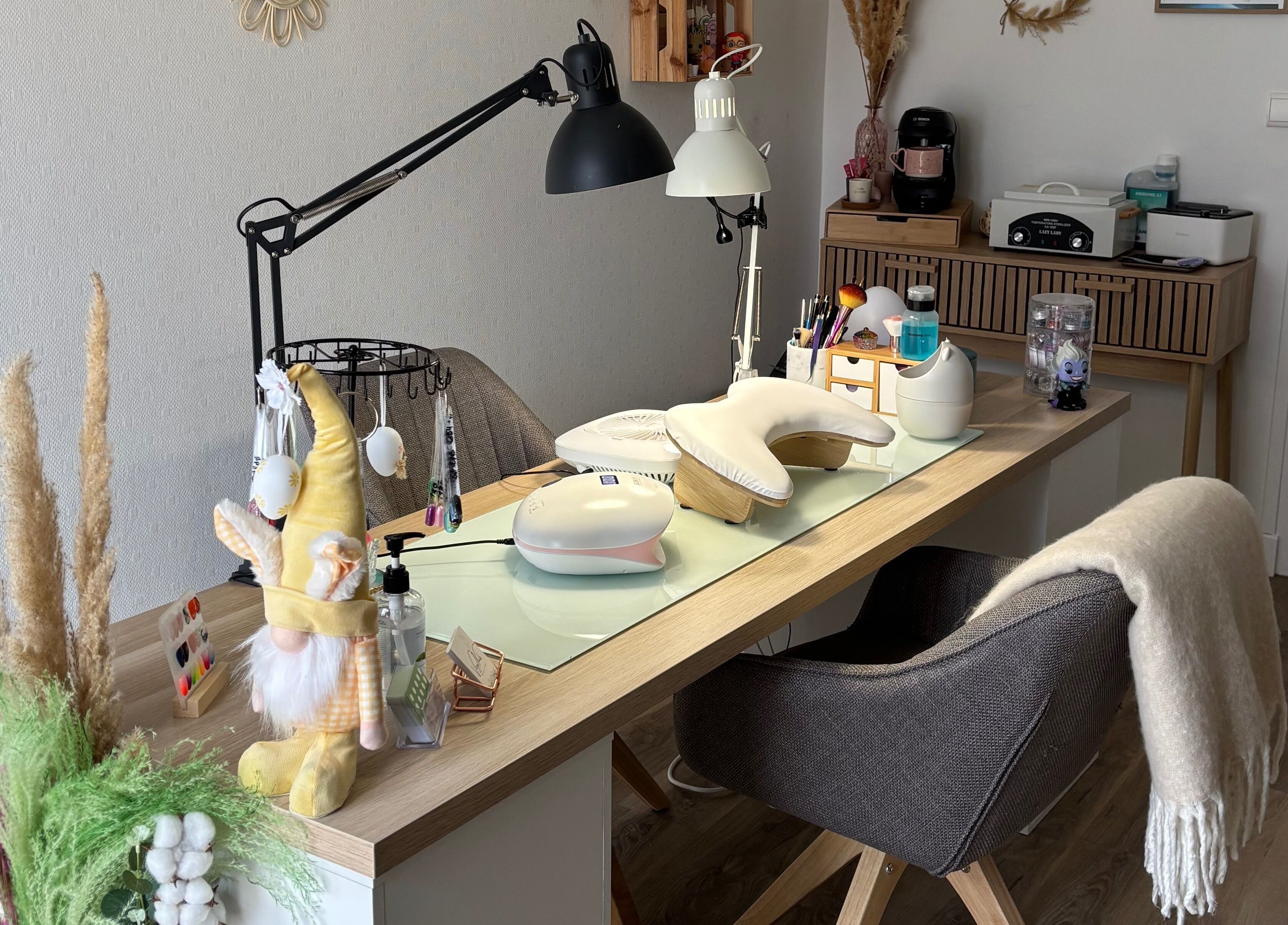 Espace manucure élégant chez Virgi Nails, Lezoux, Auvergne-rhône-alpes, FR avec décor moderne.