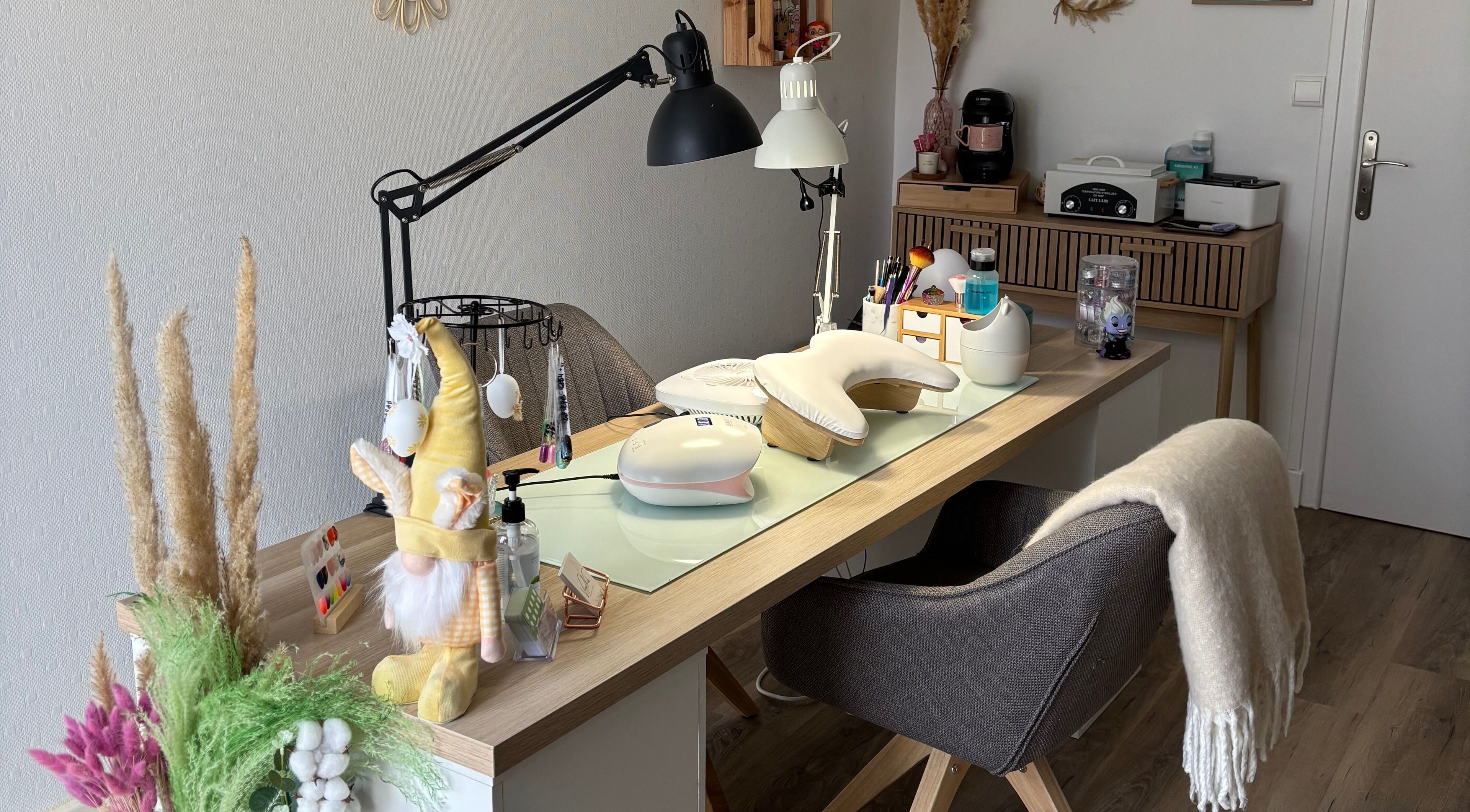 Espace manucure élégant chez Virgi Nails, Lezoux, Auvergne-rhône-alpes, FR avec décor moderne.