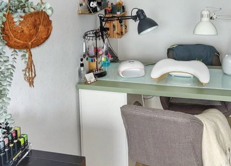 Espace manucure chic à Virgi Nails, Lezoux, Auvergne-rhône-alpes, FR avec plantes suspendues.