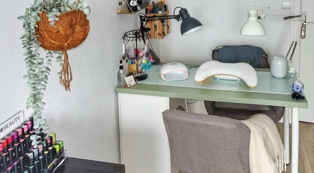 Espace manucure chic à Virgi Nails, Lezoux, Auvergne-rhône-alpes, FR avec plantes suspendues.