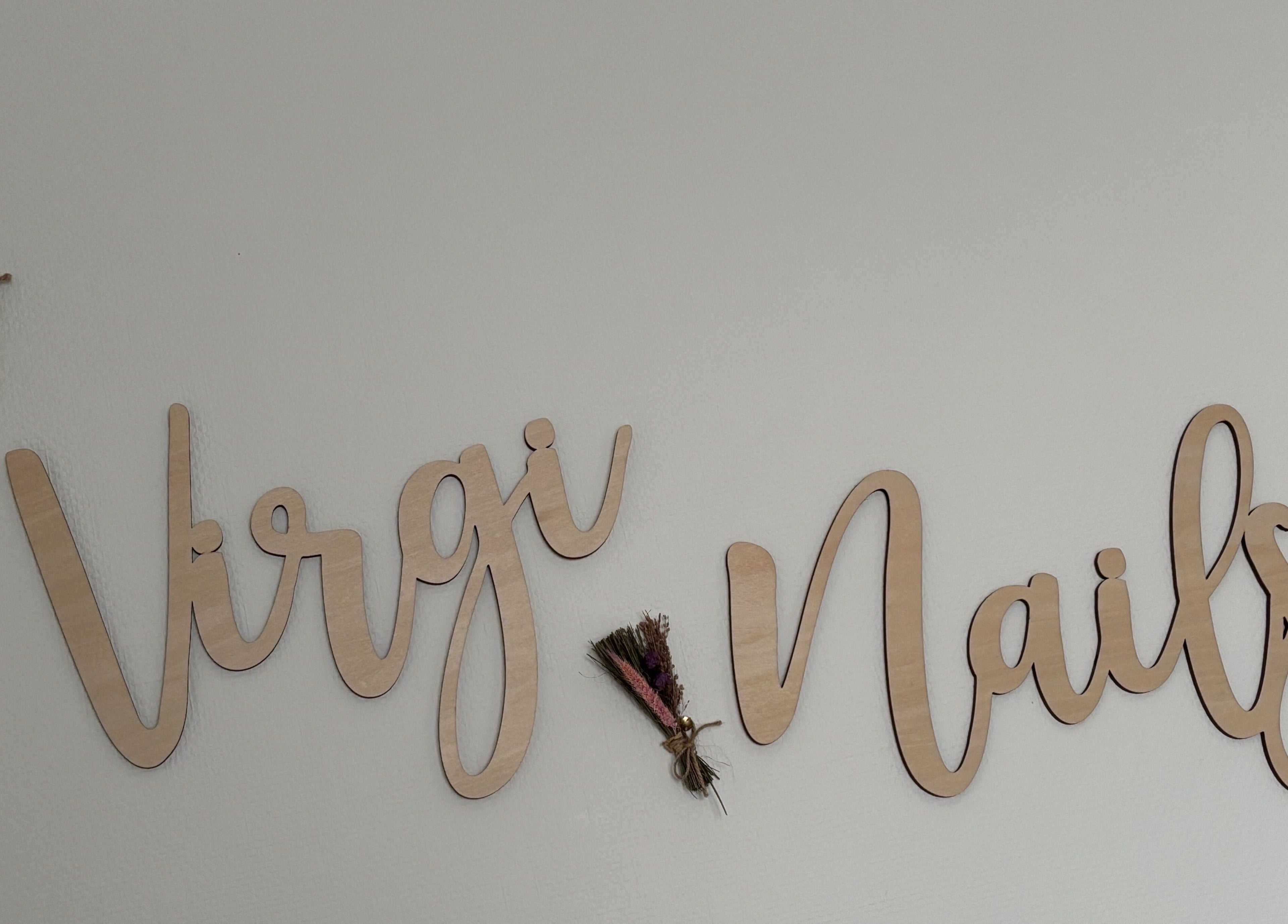 Décoration murale Virgi Nails à Lezoux, Auvergne-rhône-alpes, FR avec éléments naturels.