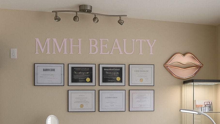Certificados de MMH BEAUTY decoran la pared en Tampa, Florida, US.