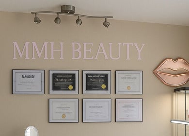 Certificados de MMH BEAUTY decoran la pared en Tampa, Florida, US.