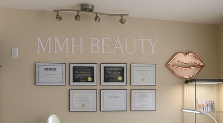 Certificados de MMH BEAUTY decoran la pared en Tampa, Florida, US.